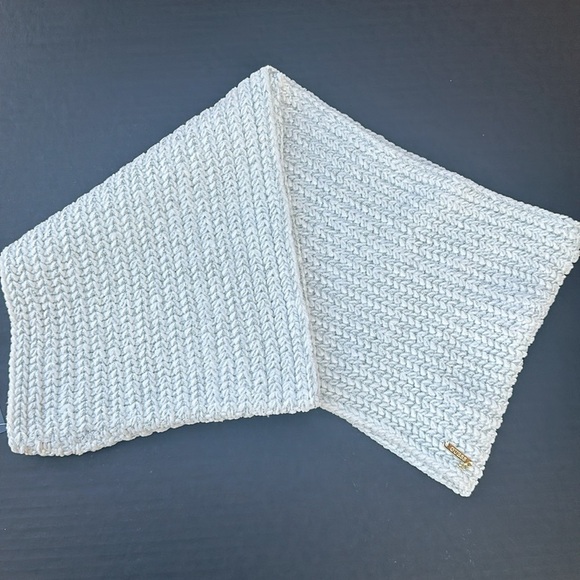 New GUESS Women’s 🧣 Scarf - Picture 5 of 8